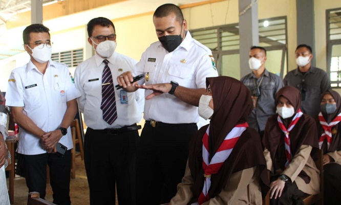 Wagub Sumbar Audy Joinaldi saat meninjau vaksinasi di SMAN 3 Tanah Datar, Rabu (15/09/2021). (Foto: Adpim Sumbar)