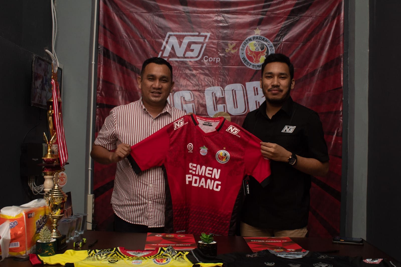 Manajer Semen Padang FC, Effendi Syahputra dan CEO NG Corp, Nicho Christian Ersada Ginting usai menandatangani kerjasama sponsor di Liga 2 2021. (Foto: Dok. MO SPFC)