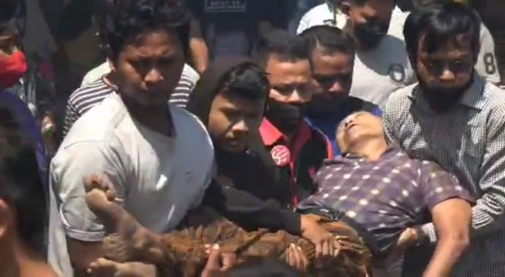 Warga membopong seorang pria lanjut usia (lansia) yang meninggal dunia karena syok dalam kebakaran di Lapai. (Foto: Dok. Istimewa)