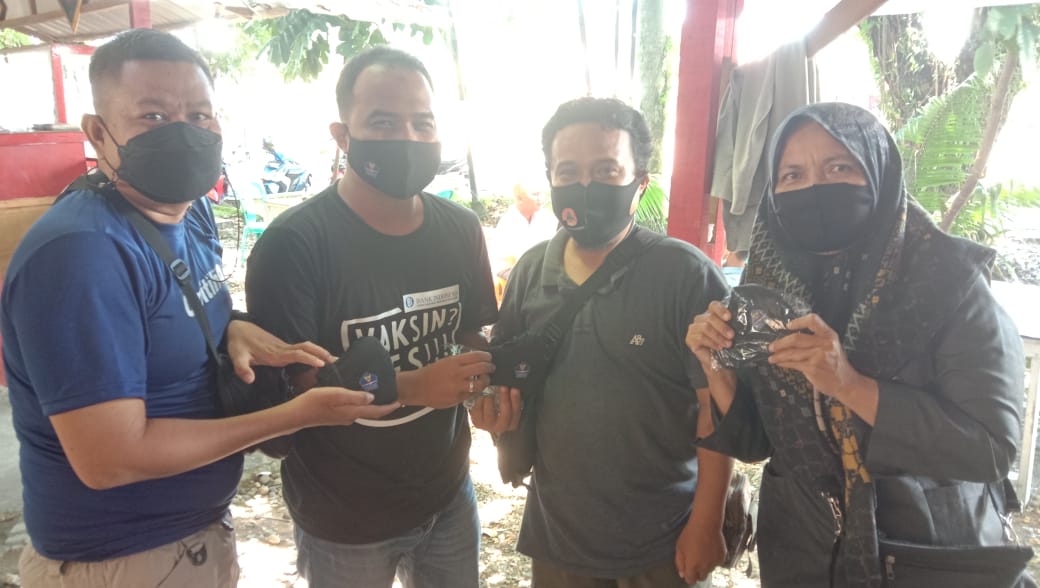 Humas BPBD Kota Padang, Hariza Riko (tiga dari kiri) menyerahkan masker bantuan BNPB ke jurnalis. (Foto: Dok. Istimewa)