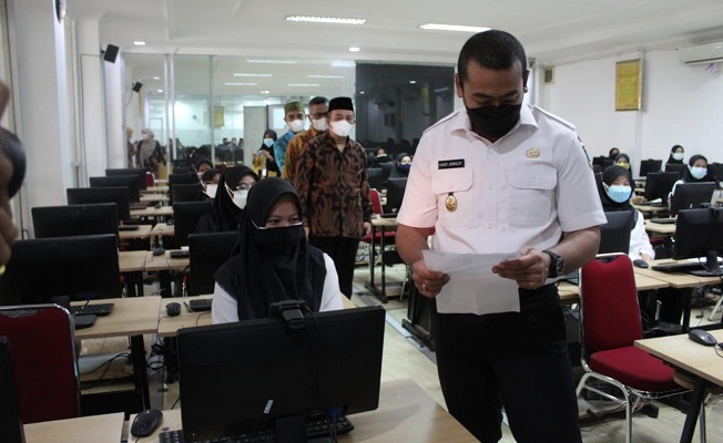 Wagub Sumbar saat meninjau pelaksanaan ujian CPNS di Kampus UPI, Padang, Rabu (22/9/2021). (Foto: Adpim Sumbar)