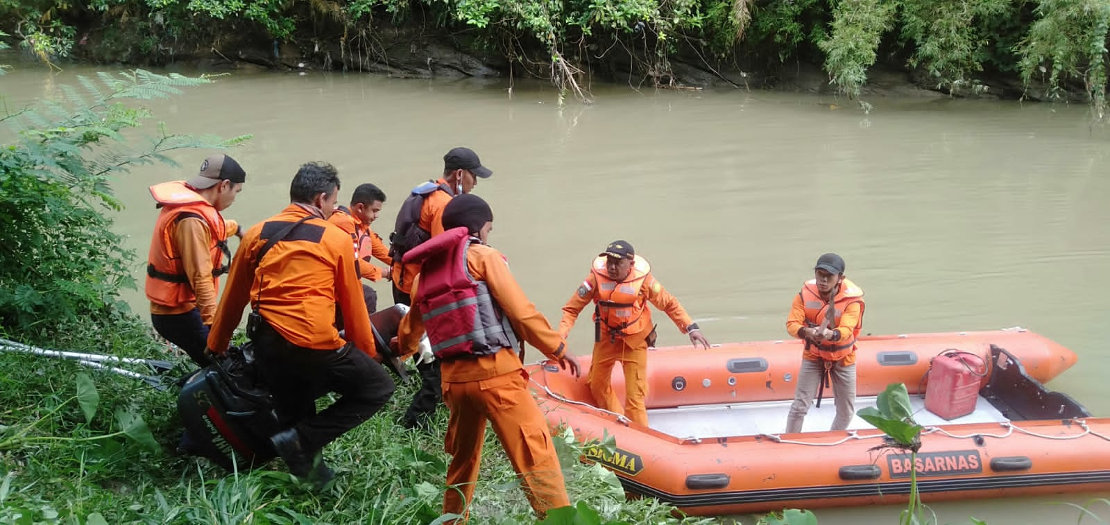 Petugas gabungan melakukan pencarian terhadpa seorang pemburu rusa di Sijunjung. (Foto: Dok. Kantor SAR Padang)