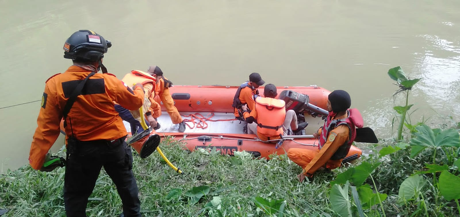 Petugas Basarnas melakukan pencarian pemburu rusa yang hilang di Sijunjung. (Foto: Dok. Kantor SAR Padang)