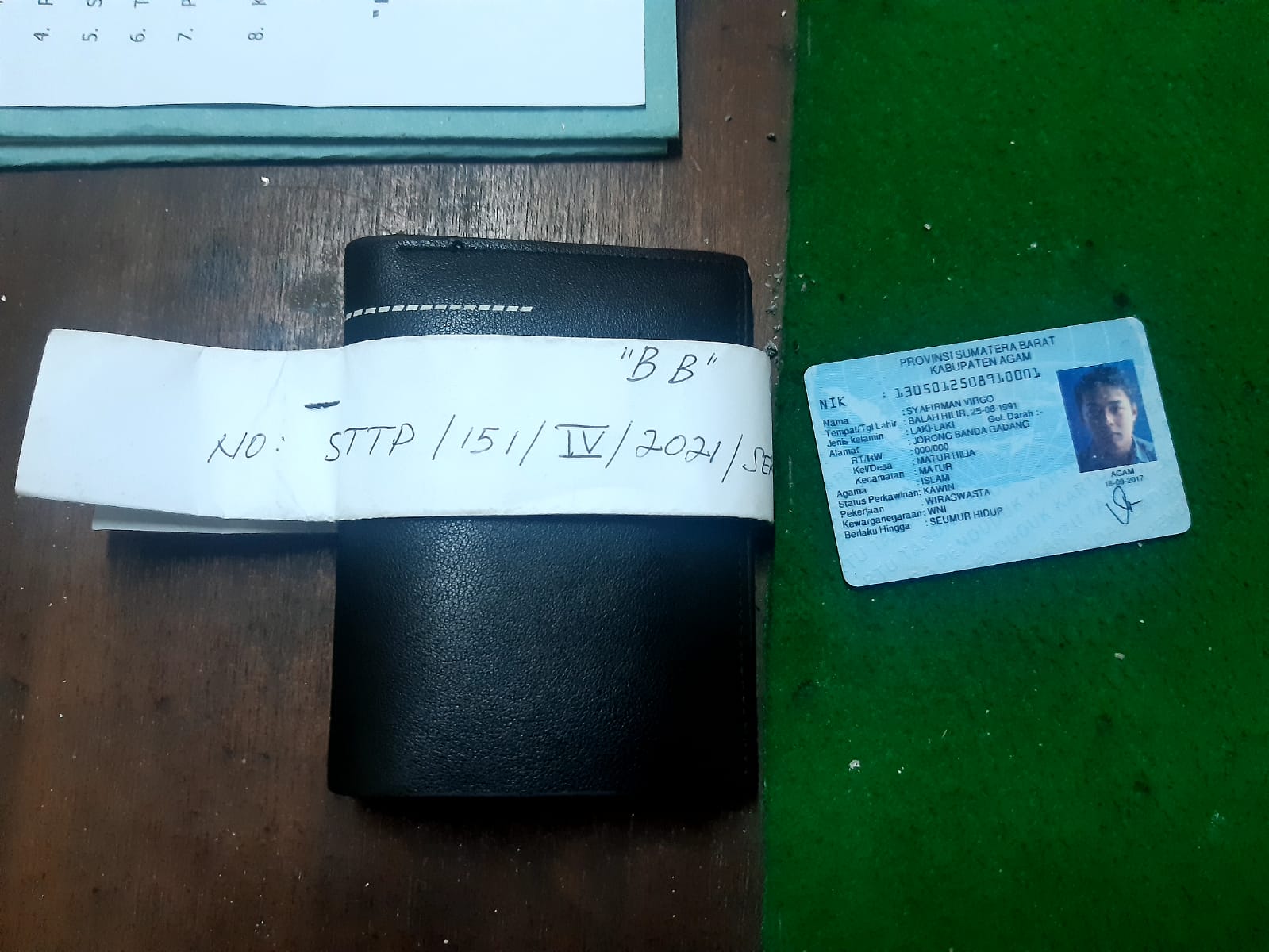 Barang bukti dompet dan identitas pelaku jambret. (Foto: Dok. Polsek Koto Tangah)