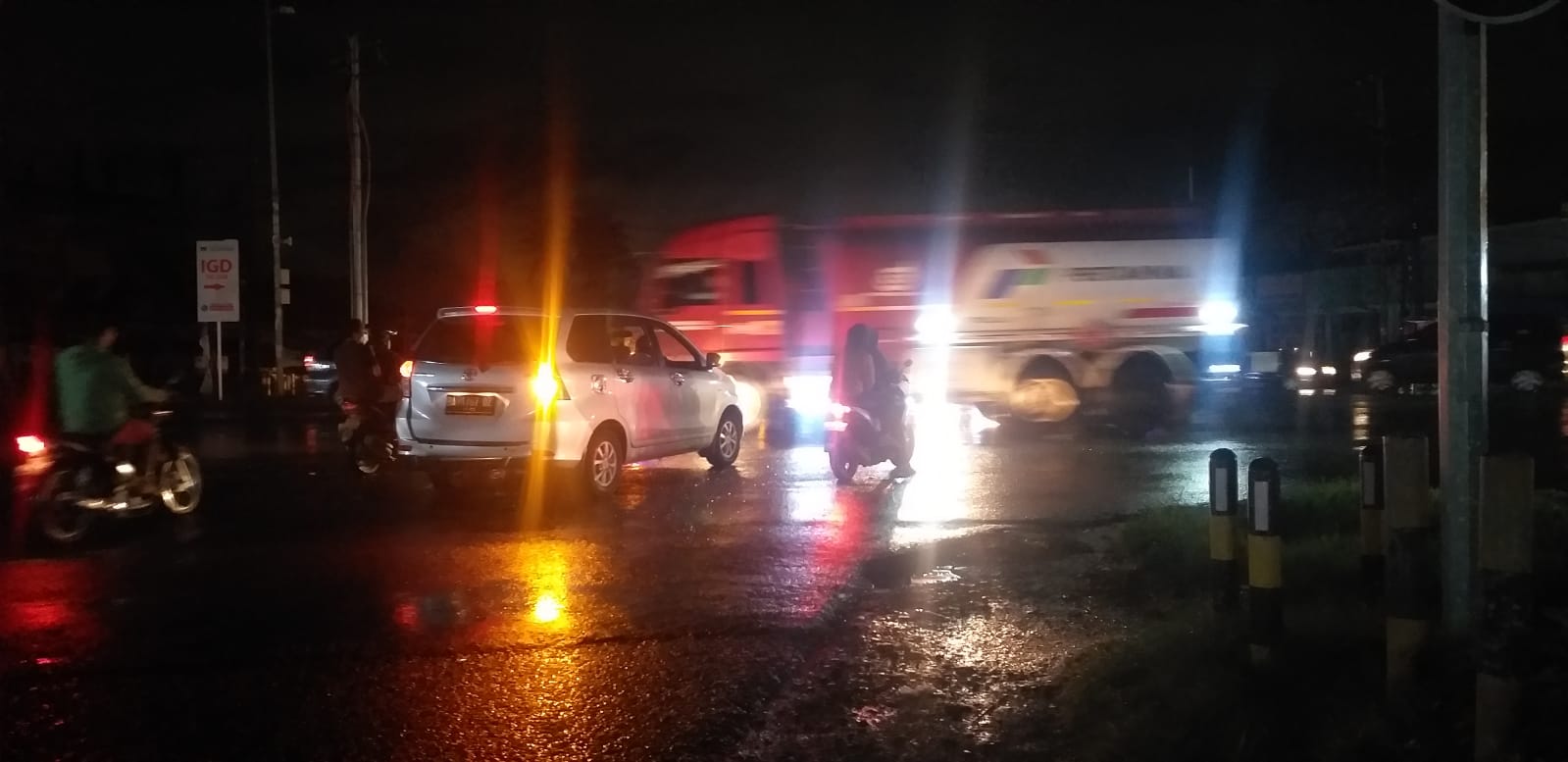 Kemacetan tak terelakkan di persimpangan Bypass Kalawi, Kecamatan Kuranji, Kota Padang. (Foto: Dok. Istimewa)