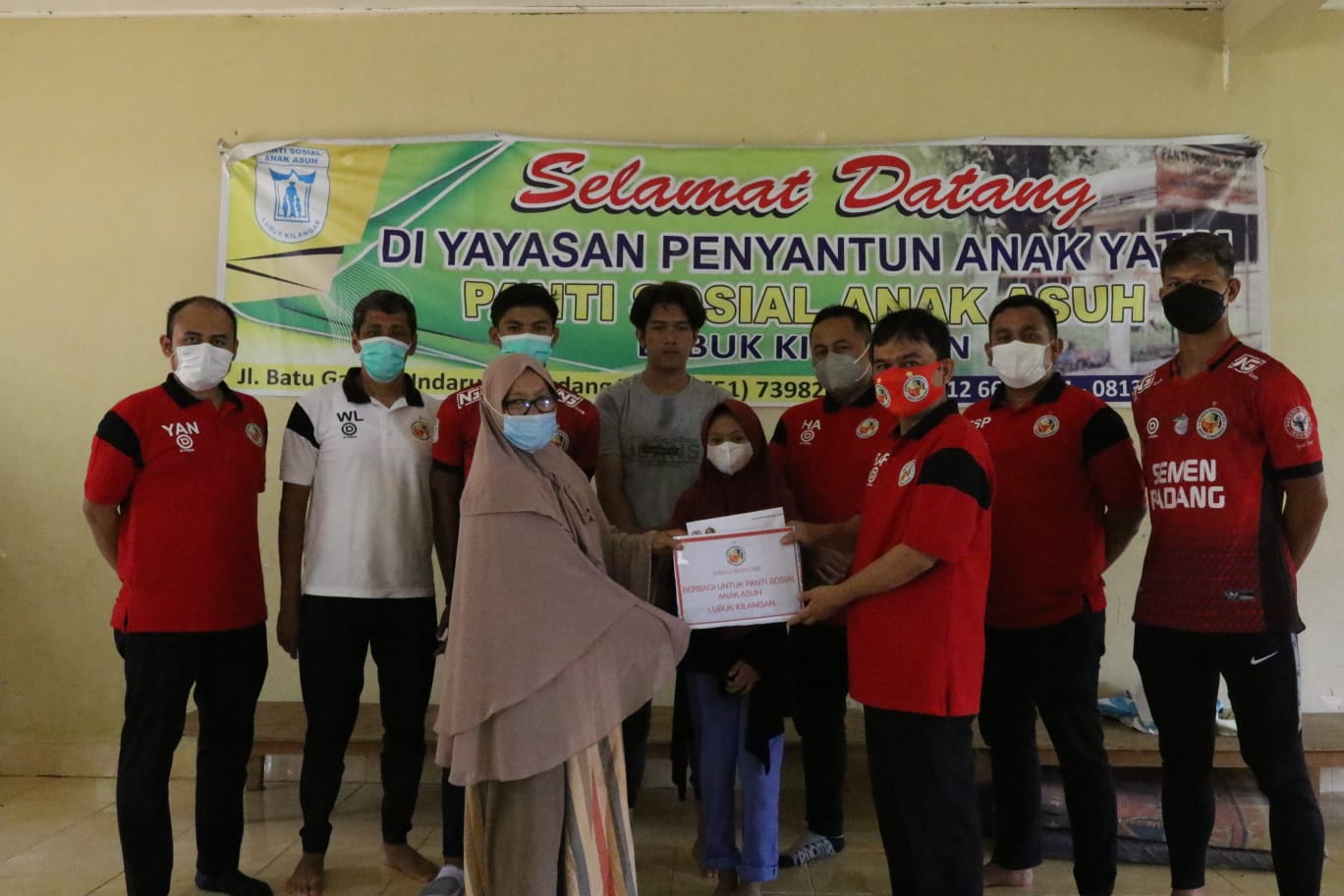 Jajaran manajemen SPFC memberikan tali asih ke salah satu panti asuhan di Kota Padang. (Foto: Dok. MO SPFC)