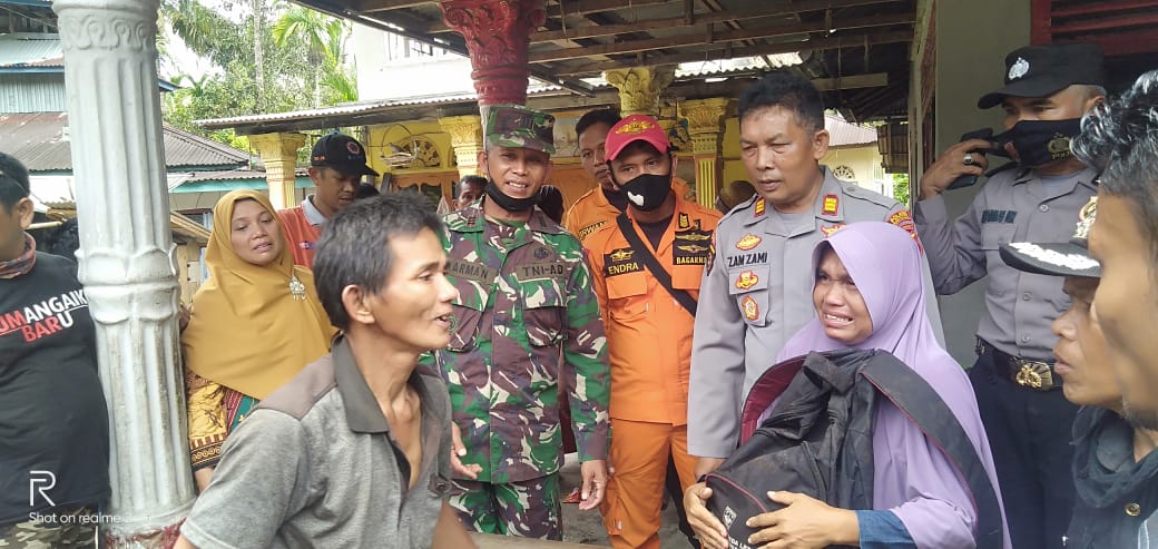 Edi, 50 tahun (kiri) disambut isak tangis keluarga usai ditemukan selamat setelah hilang di dalam hutan selama 3 hari. (Foto: Dok. Kantor SAR Padang)