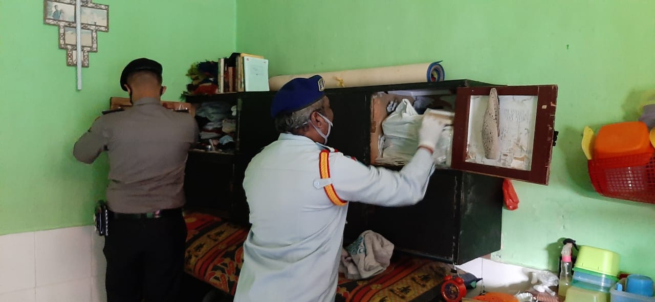 Petugas gabungan merazia salah satu kamar tahanan di Rutan Kelas IIB Padang Panjang. (Foto: Dok. Humas Polres Padang Panjang)