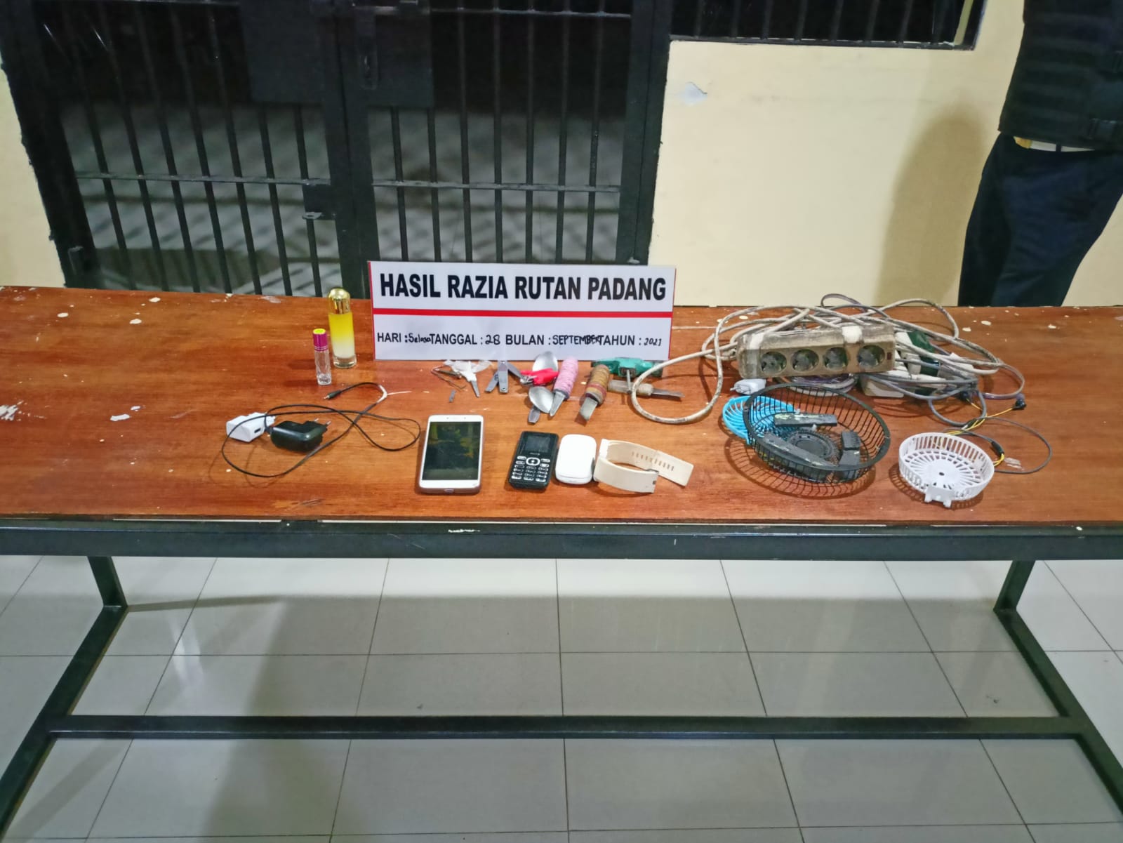 Barang sitaan milik para tahanan di Rutan Kelas IIB Padang. (Foto: Dok. Istimewa)