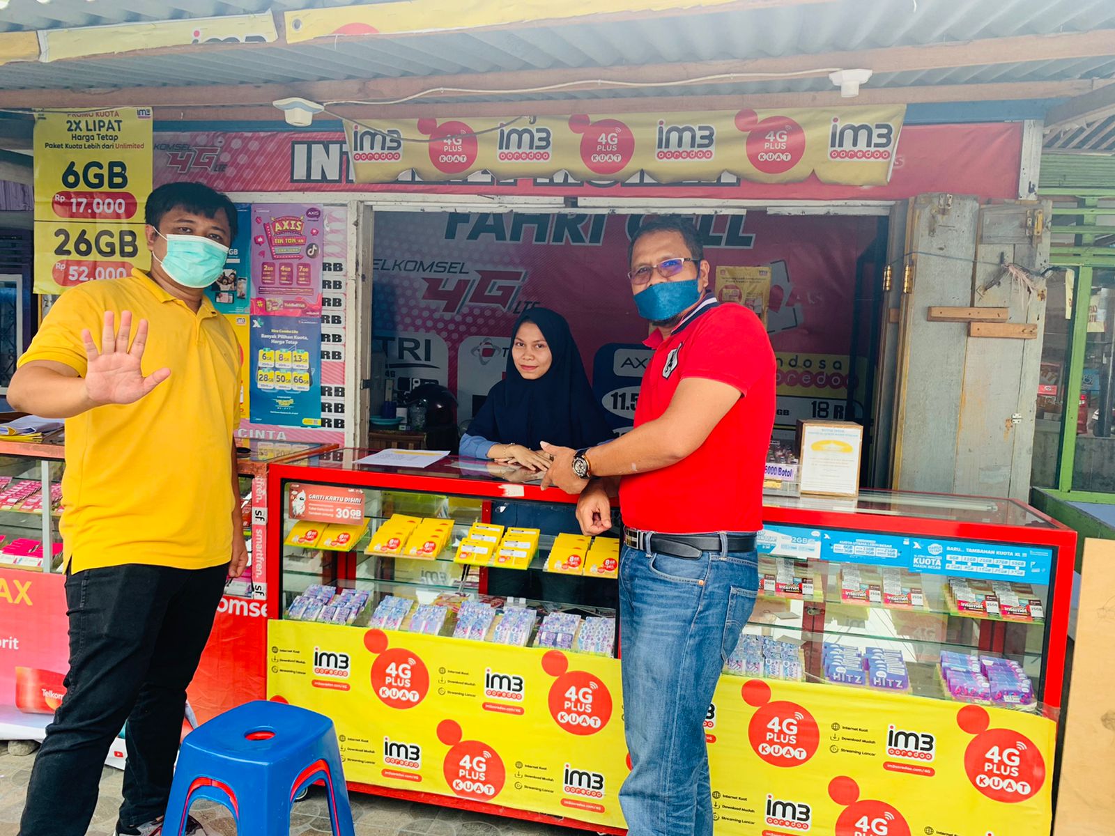 Pihak IM3 Ooredoo menyambangi salah satu mitra Indosat. (Foto: Dok. Indosat)