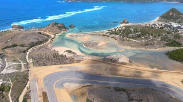 Sirkuit Mandalika dengan latar belakang pemandangan Pantai Kuta Mandalika di Lombok.