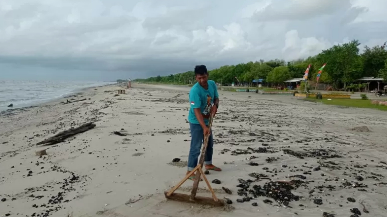 Limbah hitam berminyak mengotori objek wisata Pantai Mutiara Baru (Antara)