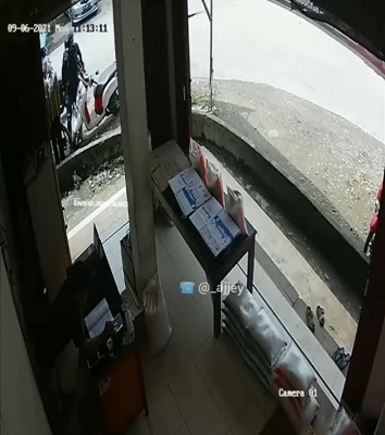 Seorang pria terekam kamera CCTV tengah mencuri ponsel di salah satu motor yang terparkir di pinggir jalan. (Foto: Dok. Instagram: @info.minang)