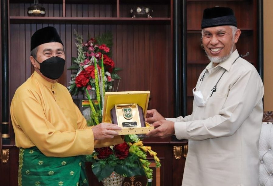 Gubernur Sumatera Barat (Sumbar) Mahyeldi bersama Gubernur Riau Syamsuar usai bahas pembangunan jalan tol dan ketersediaan komoditas jagung untuk pakan di Sumatera Barat. Pertemuan berlangsung di kediaman rumah dinas, Jumat (5/11/2021). | (Biro Adpim Setd