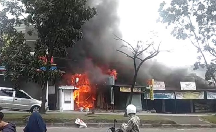 Kebakaran di Indarung, Padang, Minggu (28/11/2021). (Foto: Warga)