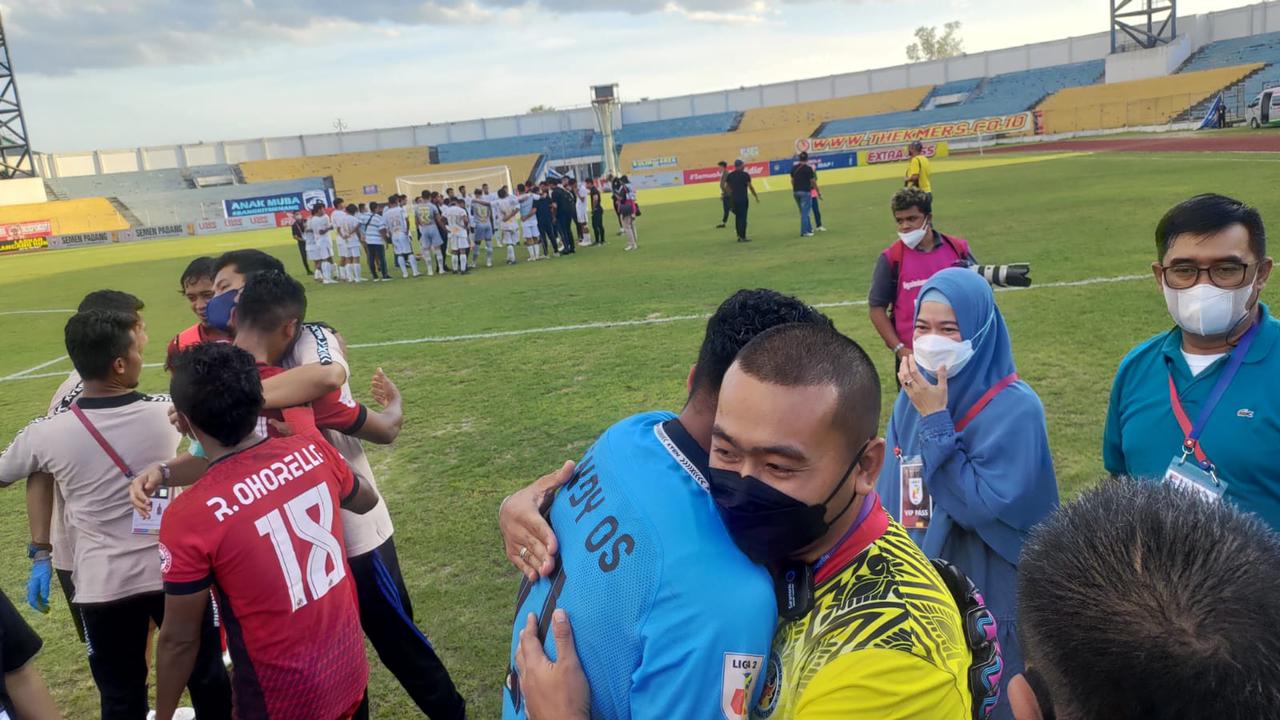 Wakil Gubernur Sumbar, Audy Joinaldy memeluk pemain Semen Padang FC usai laga pamungkas