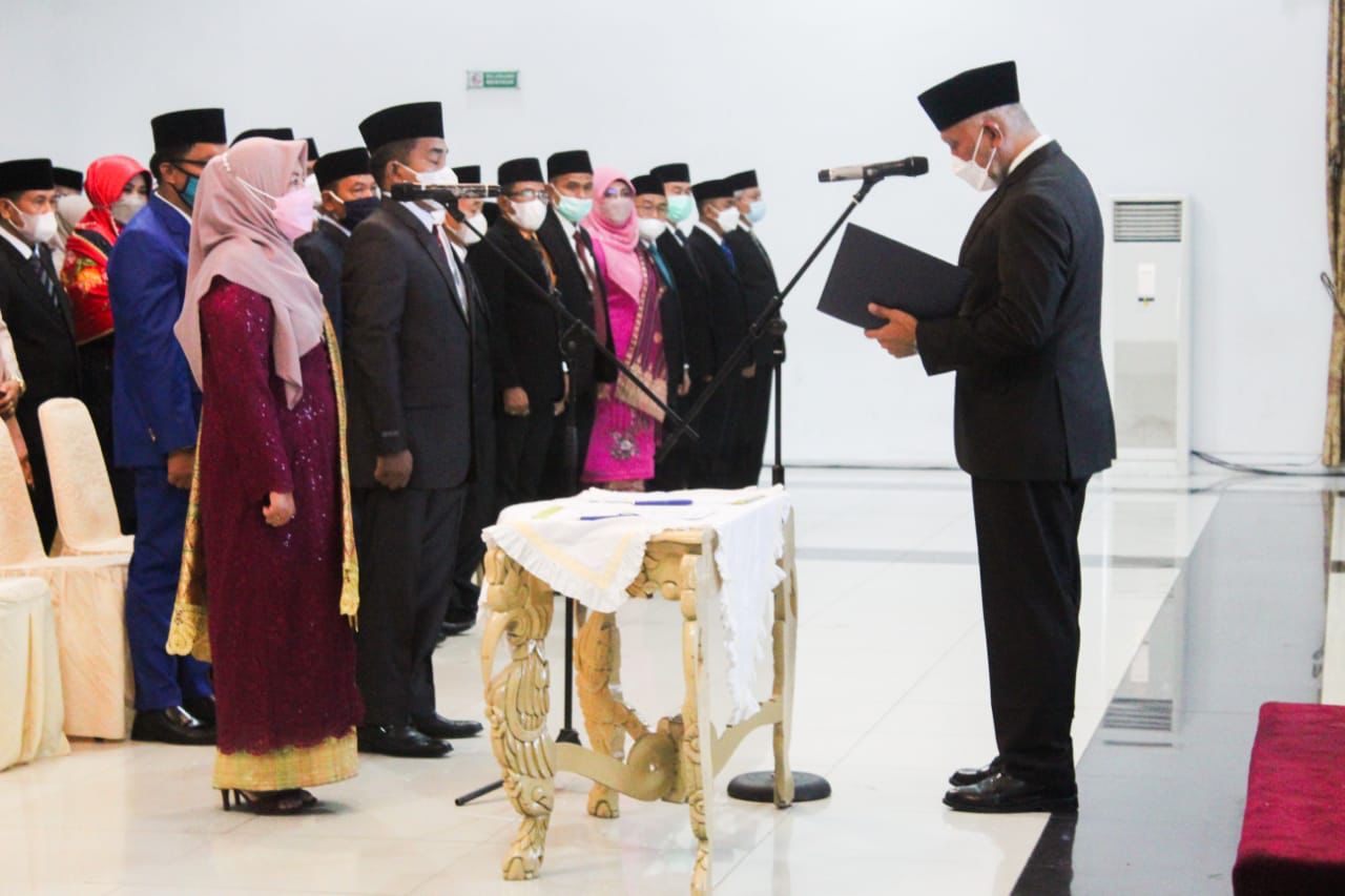 Gubernur Sumatera Barat, Mahyeldi melantik 161 Kepala Sekolah SMA/SMA/SLBN se Sumatera Barat di Auditorium Gubernuran, Jalan Jenderal Sudirman, Kota Padang, Selasa (14/12/2021).