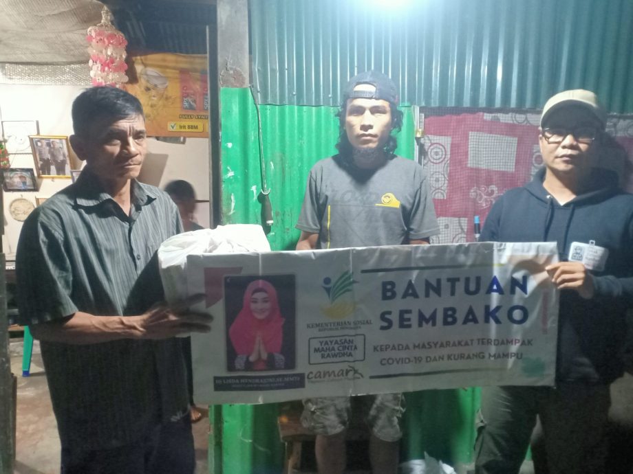 Berbagi sukacita di momen spesial Natal 2021, dengan menyerahkan bantuan sembako dari Kemensos melalui Lisda Hendrajoni, anggota DPR RI kepada warga di kurang mampu di Padang, Sumatera Barat.