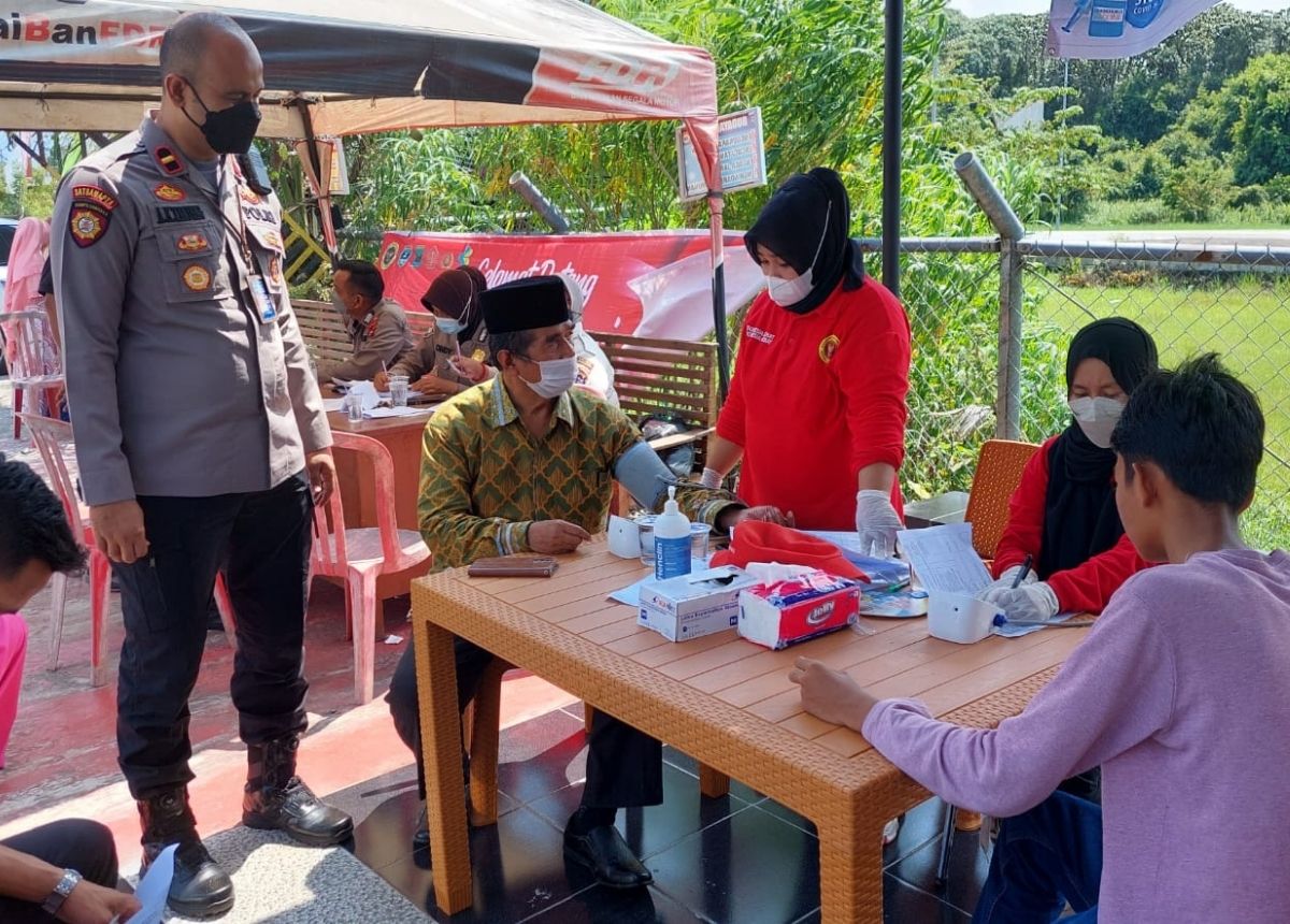 BIN Sumbar Gandeng Polsek Kawasan BIM gelar vaksinasi Covid-19 untuk meningkatkan imun tubuh masyarakat, vaksinasi digelar di kawasan Polsek Bandara Internasional Minangkabau, Rabu (29/12/2021) | (BIN Sumbar/Hasan Gozali/Halonusa)