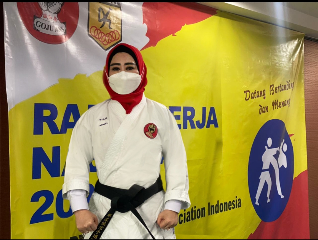 Lisda Hendrajoni Menerima Sabuk Hitam DAN IV dari Perguruan Karate-Do Indonesia (Halonusa)