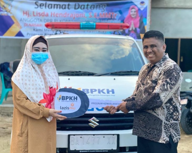 Lisda Hendrajoni, anggota Dewan Perwakilan Rakyat Republik Indonesia (kiri) serah terima satu unit mobil ambulans (ambulance) dengan Wali Nagari Sipangkur, Tiumang, Dharmasraya, Provinsi Sumatera Barat (kanan), Jumat, 24 Desember 2021.