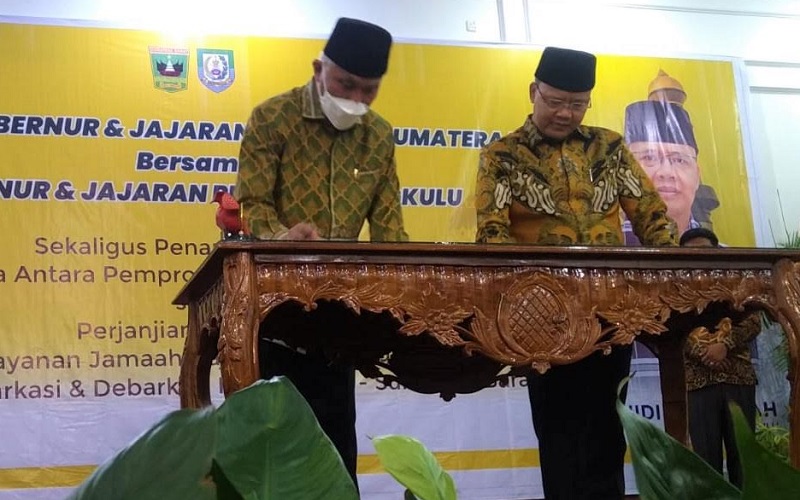 Gubernur Sumbar Mahyeldi (kiri) dan Gubernur Bengkulu Rohidin Mersyah (kanan) saat meneken MoU hubungan kerja sama antar daerah, Rabu (23/12/2021).