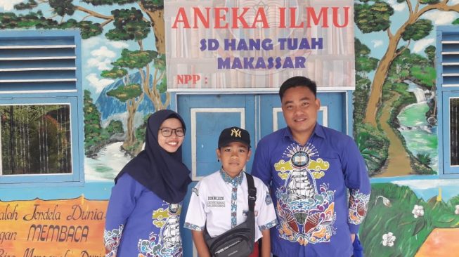 Guru dan murid SD Hang Tuah Makassar berfoto bersama | 