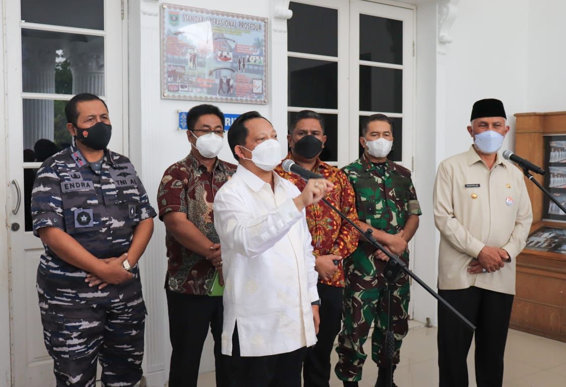 Menteri Dalam Negeri (Mendagri) Tito Karnavian gelar rapat koordinasi penanganan Covid-19 dan percepatan vaksinasi di Sumatera Barat, Jumat 17 Desember, 2021 di aula gubernuran, Jalan Jenderal Sudirman, Padang.
