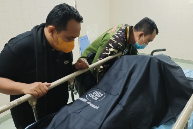 Ketua PW GP Ansor Jateng Sholahuddin Aly bersama Sekretaris PW GP Ansor Jateng Fahsin M. Faal saat bersama jenazah Katib Syuriah PWNU Jawa Tengah KH Ahmad Syaroni di RSCM Jakarta, Senin (20/12/2021). (Fahsin M. Faal/Antara)