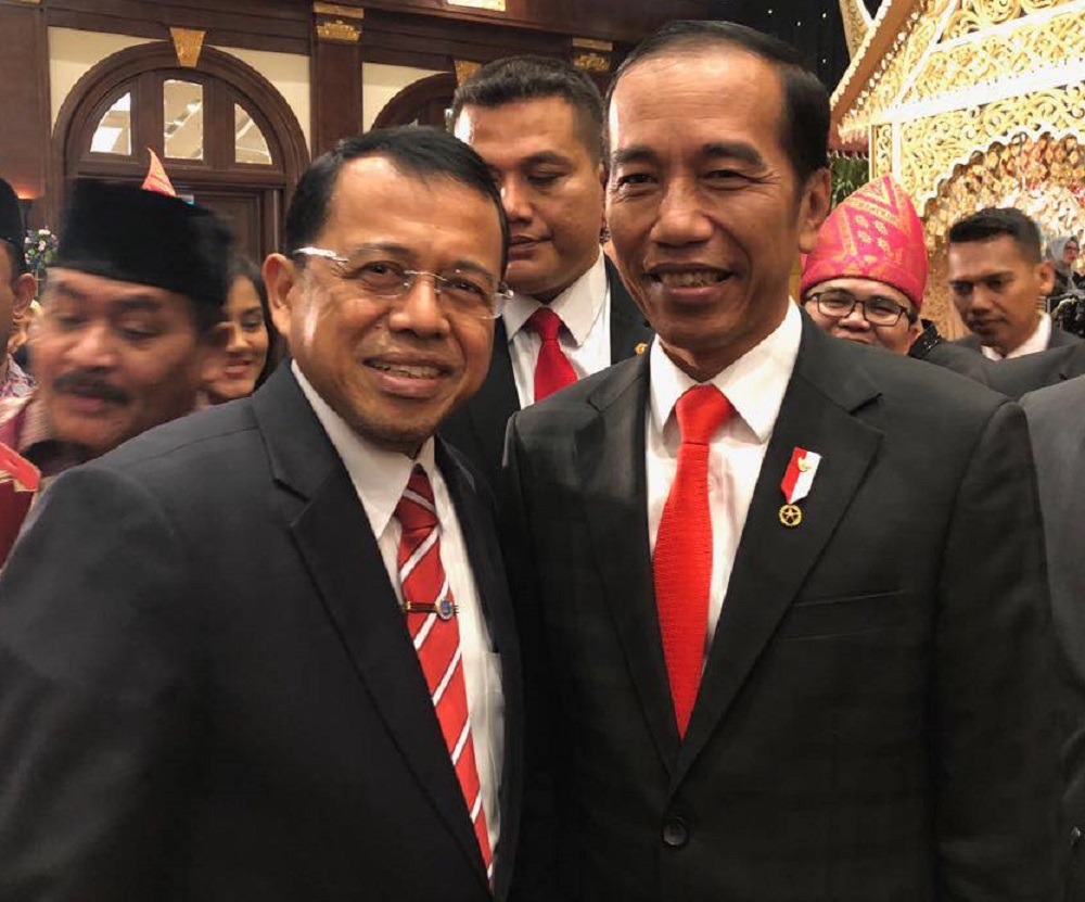 Prof. Drs. H. Ganefri M.pd. Ph.D bersama Presiden Joko Widodo dalam satu acara di Sumatera Barat. (Dok/Halonusa)