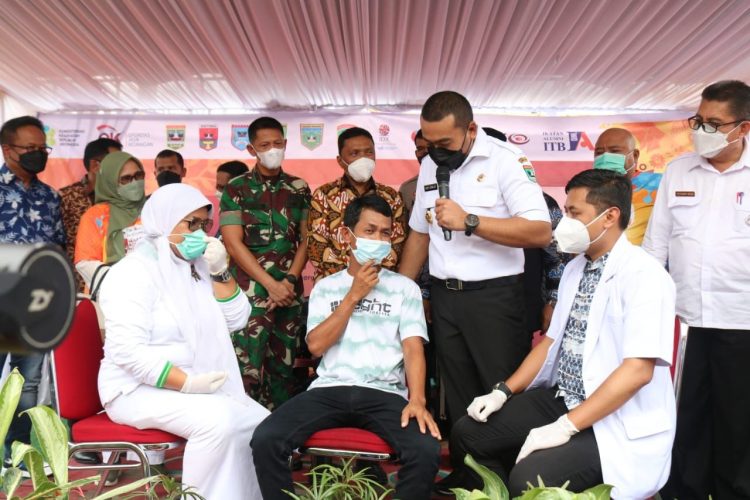 Wakil Gubernur Sumatera Barat Audy Joinaldy saat menghadiri Gebyar Vaksinasi di Kabupaten Padang Pariaman atas kerja sama Ikatan Alumni ITB dan Pasar Modal Indonesia termasuk Pemerintah Provinsi Sumatera Barat dan Kabupaten Padang Pariaman, Rabu (22/12/20