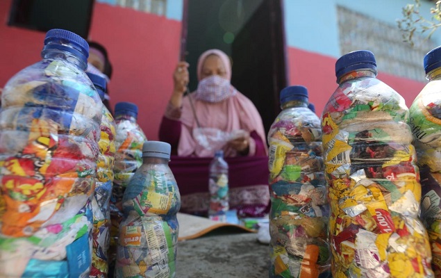 Salah satu kelompok binaan Pertamina yang mengolah barang bekas. (Foto: Dok. Pertamina Patra Niaga Regional Sumbagut)