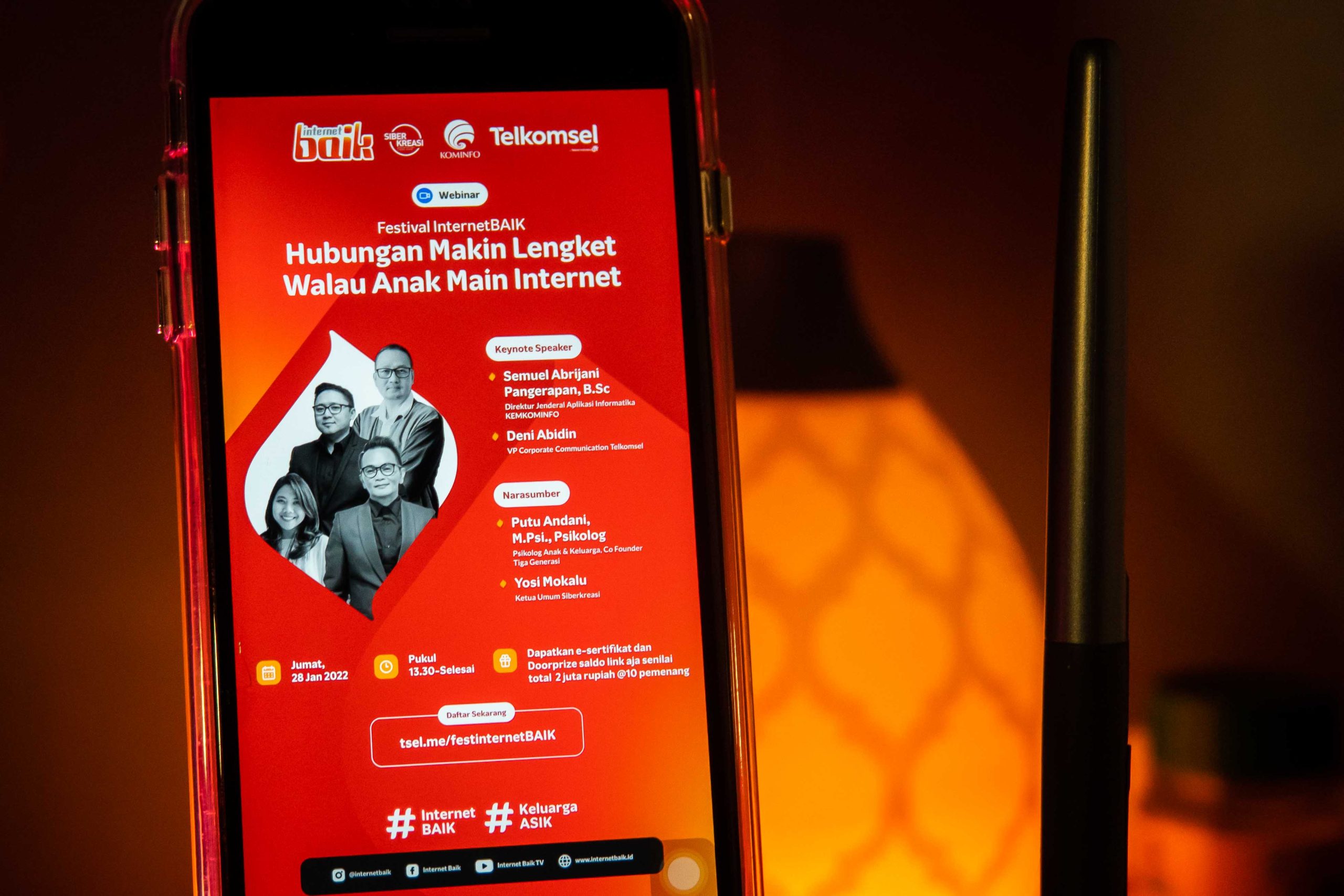 Telkomsel menyelenggarakan Webinar Festival InternetBAIK bertema “Hubungan Makin Lengket, Walau Anak Main Internet” sebagai pembuka rangkaian kampanye #InternetBAIK di tahun ini yang akan hadir setiap bulan mulai Januari hingga Juli 2022. Informasi lebih 