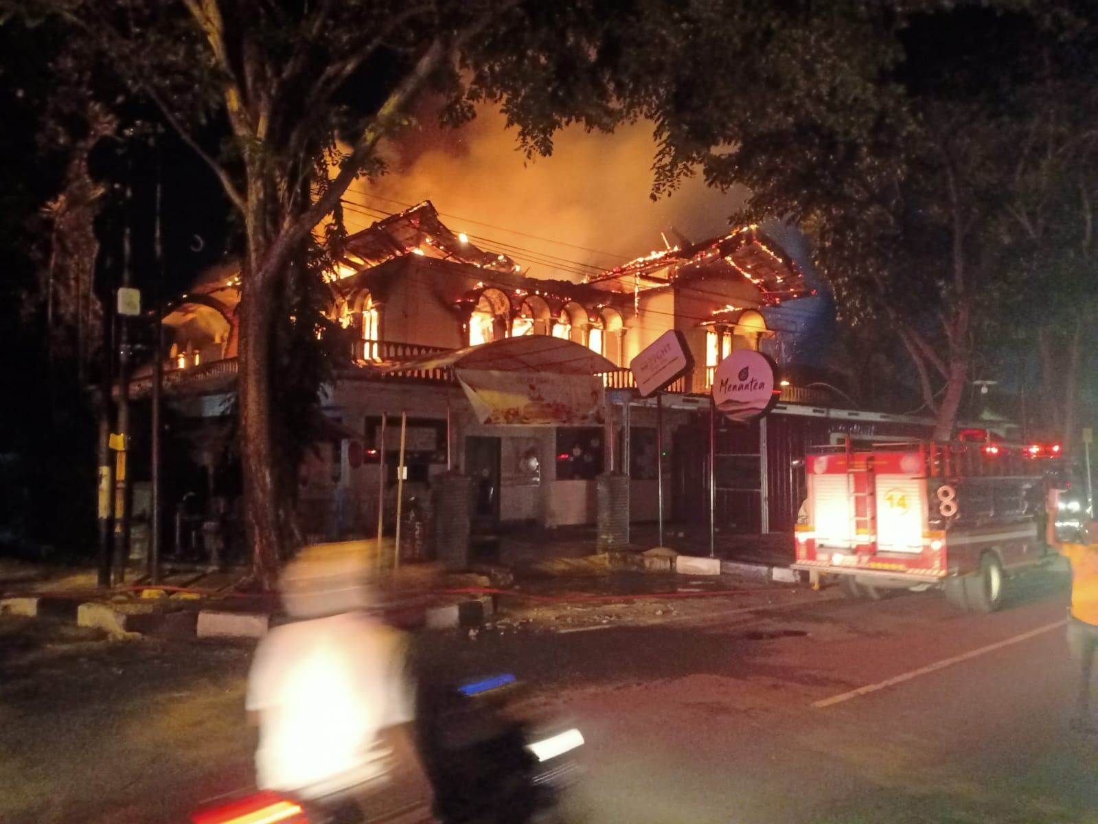 Rumah yang diduga berisi barang antik sekaligus museum terbakar di Jalan Sambu, Pekanbaru Kota, Kamis (6/1/2021) | (Hendra/Halonusa)