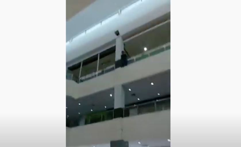 Seorang pria melakukan percobaan bunuh diri di Plaza Andalas, Senin (24/1/2022). (Foto: tangkapan layar video viral)