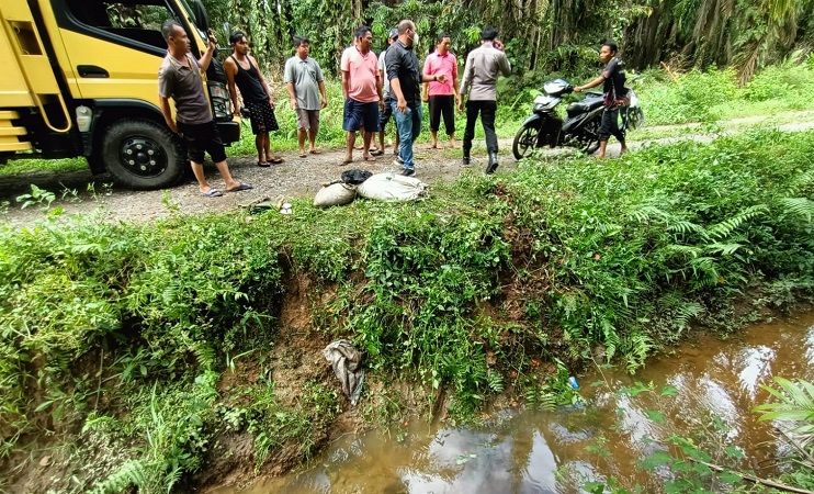 Sesosok mayat perempuan yang ditemukan di Gampong Serba Jadi, Kecamatan Darul Makmur, Kabupaten Nagan Raya, Senin (3/1/2022). (Foto: Dok Polres Nagan Raya)