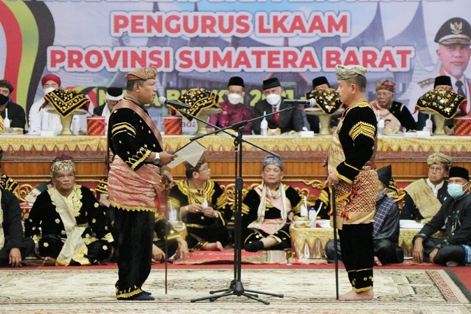 Pengukuhan pengurus LKAAM Sumbar, periode 2022-2026, pada Senin (31/1/2022) di Padang. (Foto: Diskominfo Sumbar)
