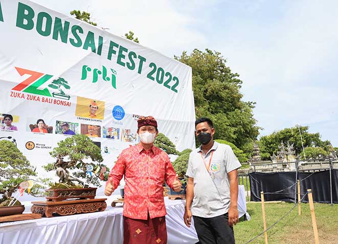 Bupati Klungkung, I Nyoman Suwirta menghadiri pameran Nusa Penida Bonsai Festival 2022 di lapangan Kecamatan Nusa Penida, Kabupaten Klungkung. (Ist/Halonusa)