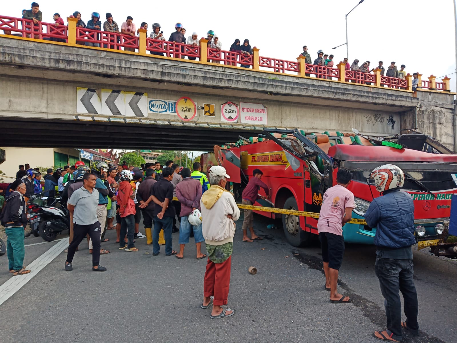 Bus Terpenggal di Bawah Fly Over Padang Panjang, Mirip Film Riaru Oniokko