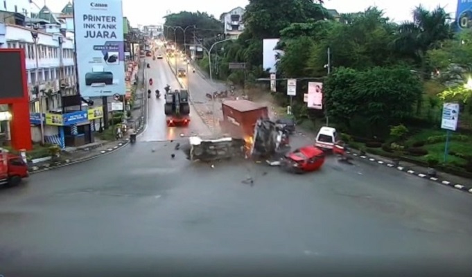 Tangkapan layar detik-detik kecelakaan maut di Balikpapan, Jumat (21/1/2021). (Foto: Twitter)