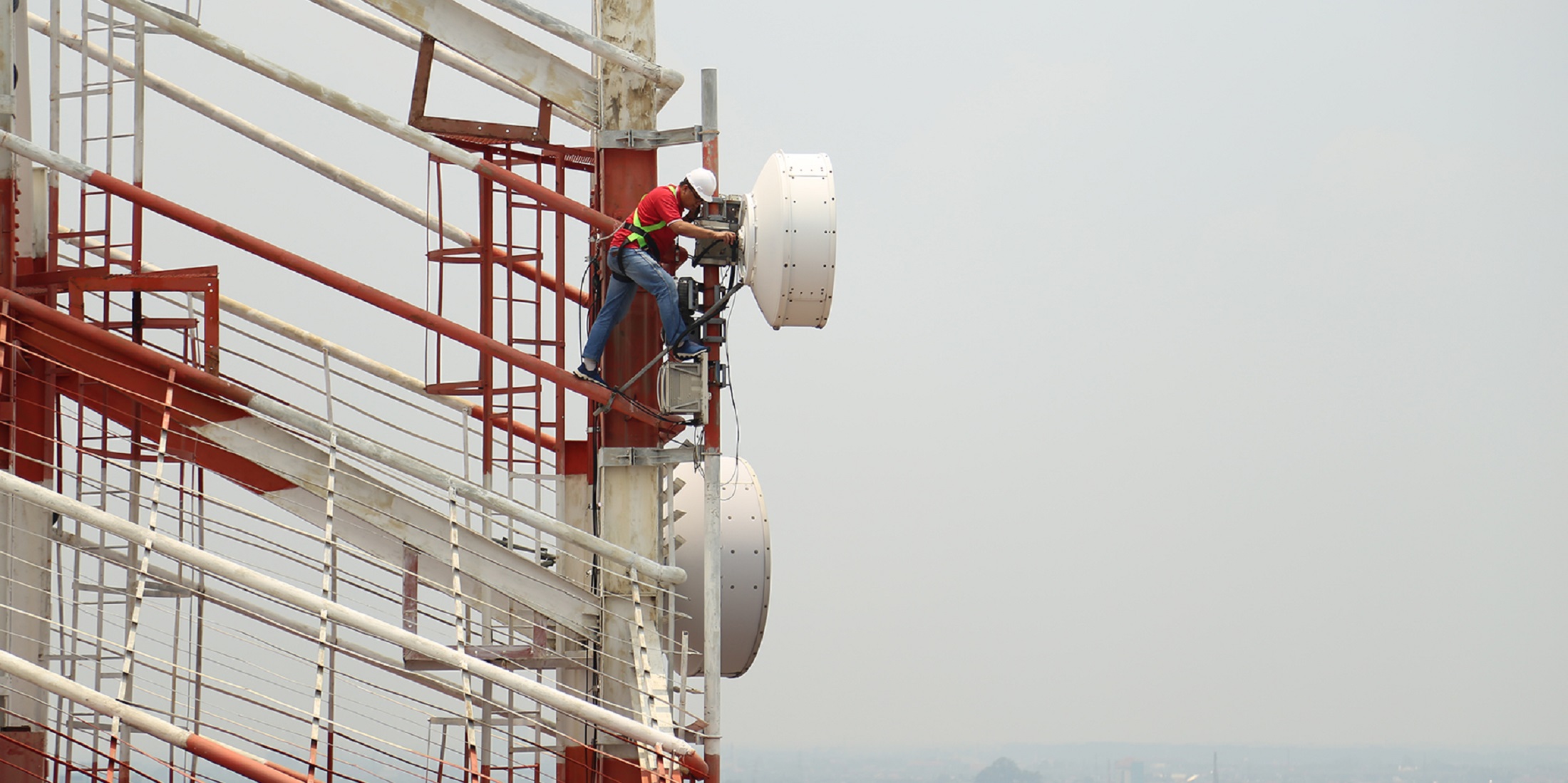 Telkomsel berkomitmen untuk terus meningkatkan kenyamanan dan pengalaman pelanggan dalam mengadopsi gaya hidup digital yang salah satunya diwujudkan melalui peningkatan/pengalihan (upgrade) layanan jaringan 3G ke 4G/LTE secara bertahap dan terukur di selu