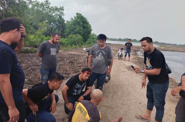 Polisi menangkap pelaku pembunuhan yang bersembunyi di Kawasan tambak di Julok, Aceh Timur. (Foto: Dok Polda Aceh)