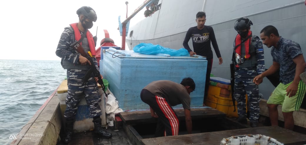 TNI AL Lhokseumawe mengamankan kapal motor yang melakukan aktivitas menangkap ikan dengan menggunakan alat tangkap yang dilarang undang-undang, Selasa (8/2/2022). (Foto: Dok. TNI AL Lhokseumawe)