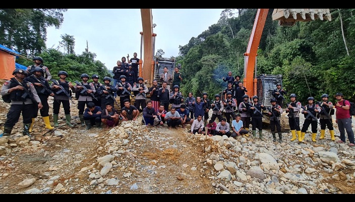 Polisi menangkap pelaku pertambangan emas ilegal di Pidie, Aceh. (Foto: Dok. Polda Aceh)