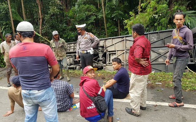 Bus PMTOH terbalik di Jalan Banda Aceh – Medan tepatnya di Gampong Simpang Beutong, Kecamatan Muara Tiga, Kabupaten Pidie, Aceh, Senin (7/2/2022). (Foto: Dok. Polisi)