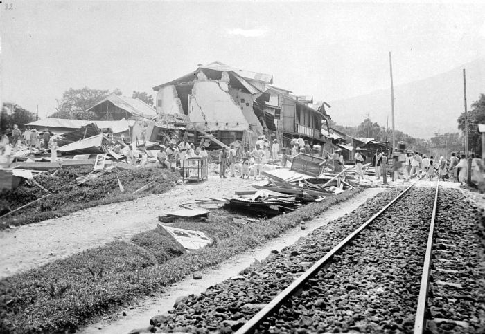 Gempa Bumi: Catatan Sejarah Gempa Bumi Di Sumatera Barat. Collectie TROPENMUSEUM Verwoeste Gebouwen Langs de Spoorweg van Padang Pandjang na de Aardbeving van 1926. Bangunan Hancur di Sepanjang Rel Kereta Api Padang Pandjang setelah Gempa 1926 (Foto: Trop