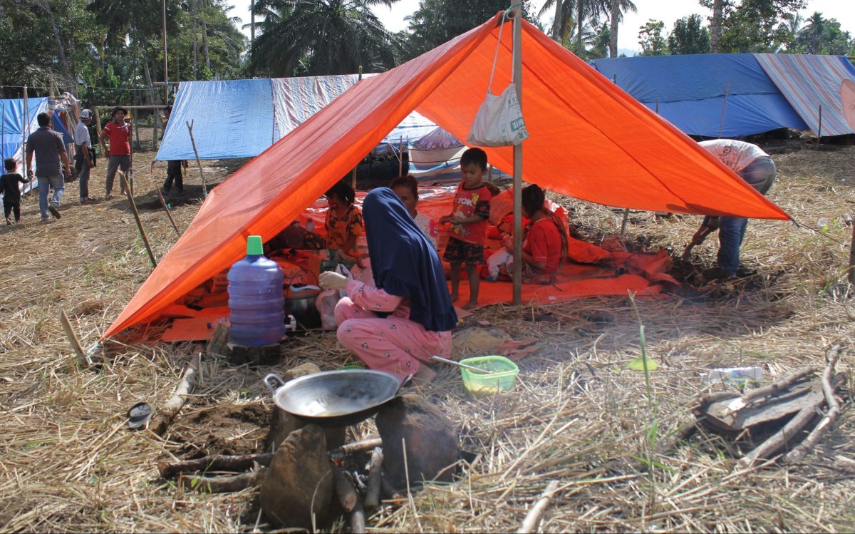 BUAT TENDA DARURAT SENDIRI | Jorong Timbo Abu Ateh, Kanagarian Kajai, Kecamatan Talamau, Kabupaten Pasaman Barat, Provinsi Sumatera Barat, Minggu (27/2/2022). Gempabumi mengguncang Pasaman Barat dan Pasaman dengan magnitudo 6.1, Jumat (24/2/2022). Kariadi