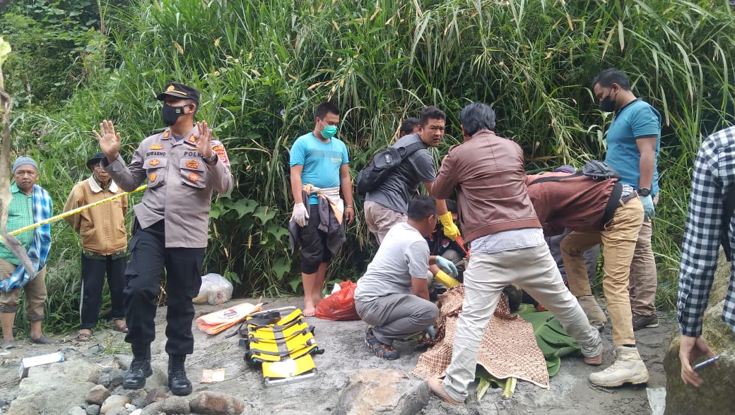 Polisi Mengevakuasi korban yang ditemukan hanyut di aliran sungai Kampung Jamur Ujung, Kecamatan Wih Pesam, Sabtu (12/2/22). (Foto: Halonusa/Ist)