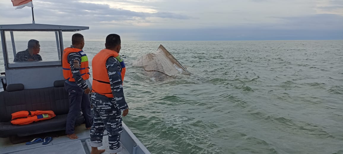 TNI AL saat mengevakuasi korban kapal yang tenggelam di 16 Nmil dari daratan Peureulak, Aceh Timur. (Foto: Dok. TNI AL Lhokseumawe)pal yang tenggelam di 16 Nmil dari daratan Peureulak, Aceh Timur. (Foto: Dok. TNI AL Lhokseumawe)