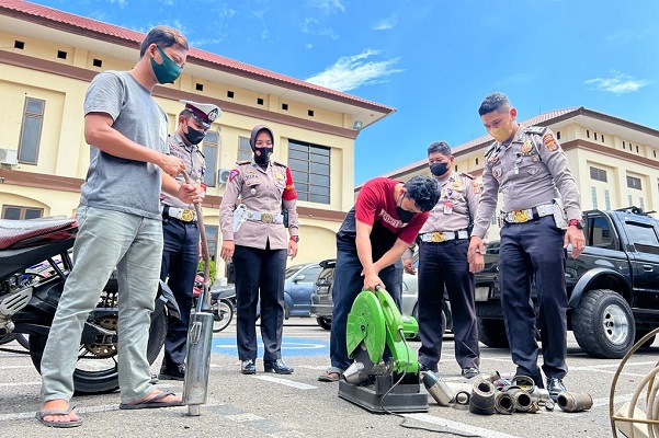 Satuan Lalu Lintas Polres Lhokseumawe melakukan pemusnahan knalpot brong di Mapolres Lhokseumawe, Senin (14/2/2022). (Foto: Dok Polisi)